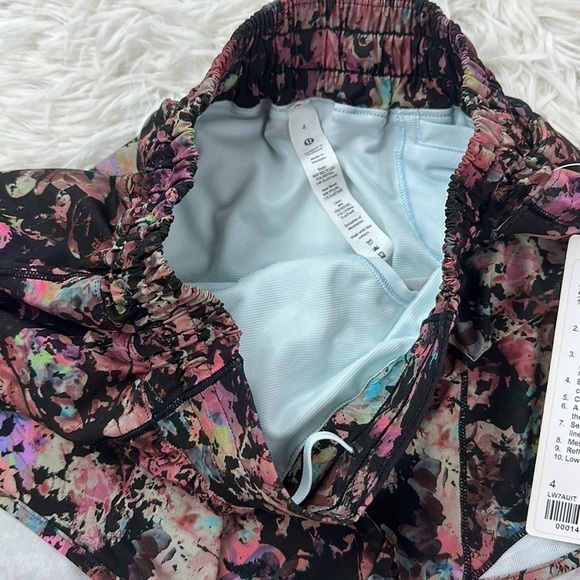 NWT Lululemon Hotty Hot Low-Rise Lined Short 4" Stencil Blossom Red Multi - Picture 3 of 4